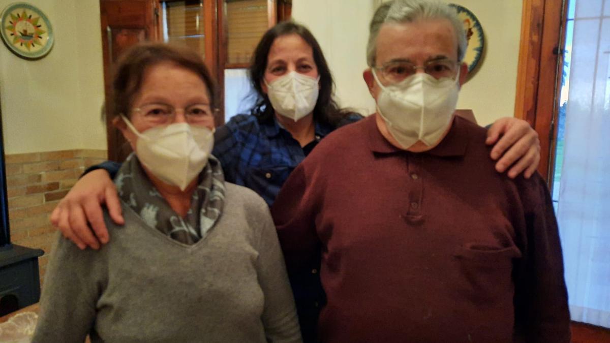 Maria Martínez, Salvador Bosch y su hija Laura, en su casa de Cabrils.