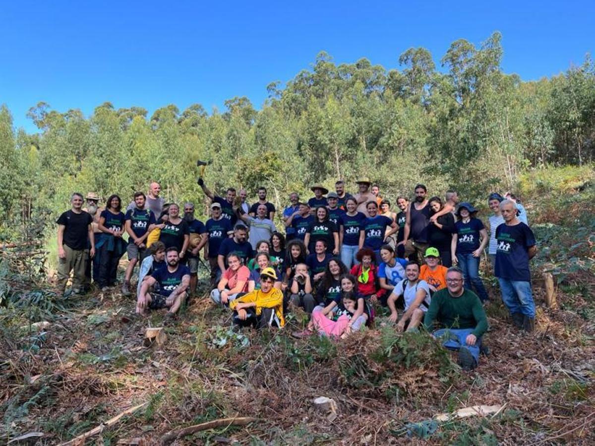 El grupo de voluntarios y comuneros, al finalizar la jornada de ayer. | // COMUNIDADE DE MONTES DE MEIRA