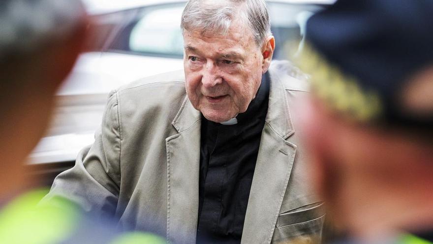 El cardenal George Pell lega al tribunal.