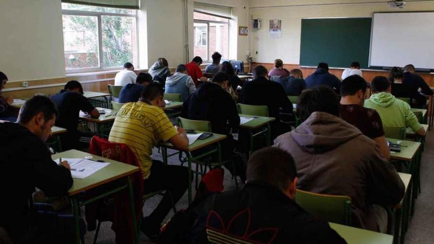 Varios estudiantes realizan un examen.