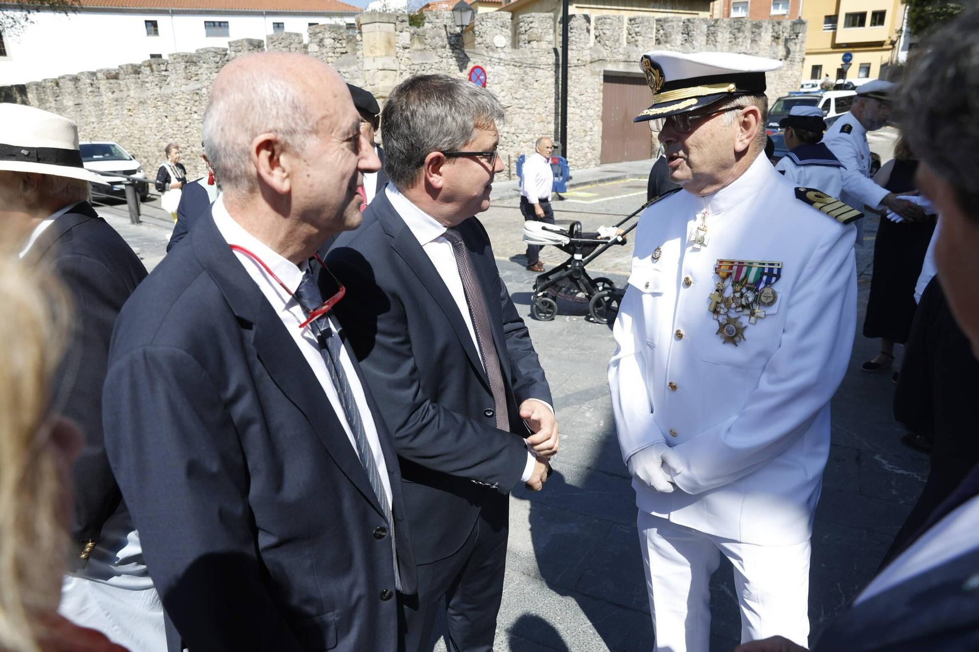 La misa con la Armada y la ofrenda floral del Carmen en Gijón, en imágenes