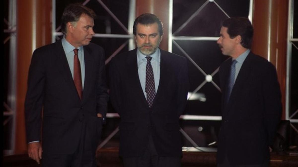 Felipe González y José María Aznar, junto a Luís Mariñas, moderador del debate en el que ambos participaron como candidatos a la presidencia del Gobierno en 1993.