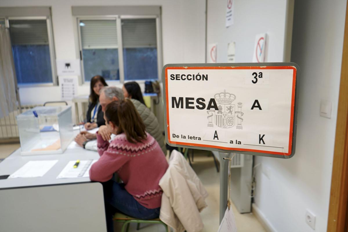 Detalle de una mesa electoral en un colegio