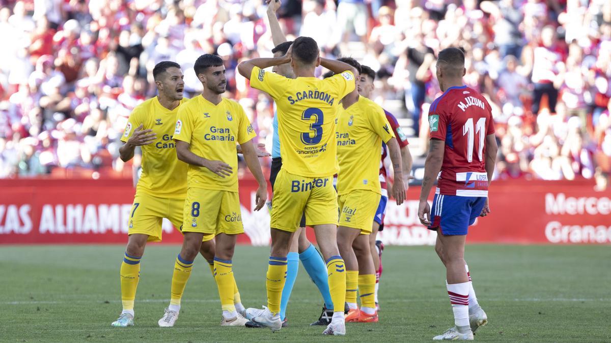 García Verdura muestra la roja a Vitolo, en la disputa del partido ante el Granada.