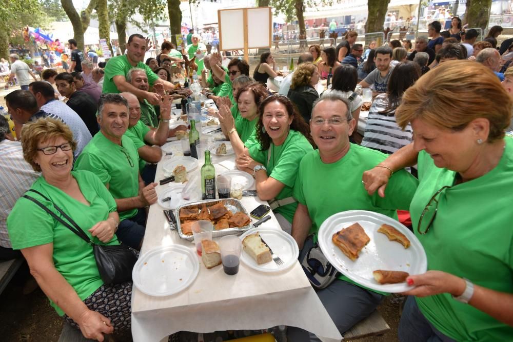 Moraña fue hoy el templo del carneiro ao espeto, plato que degustaron los vecinos y los visitantes acompañado de empanadas de zorza o bacalao con pasas