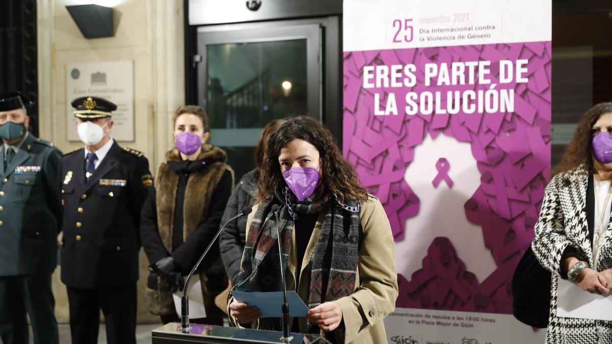 Centenares de personas asisten al acto institucional por el 25-N, en la Plaza Mayor de Gijón