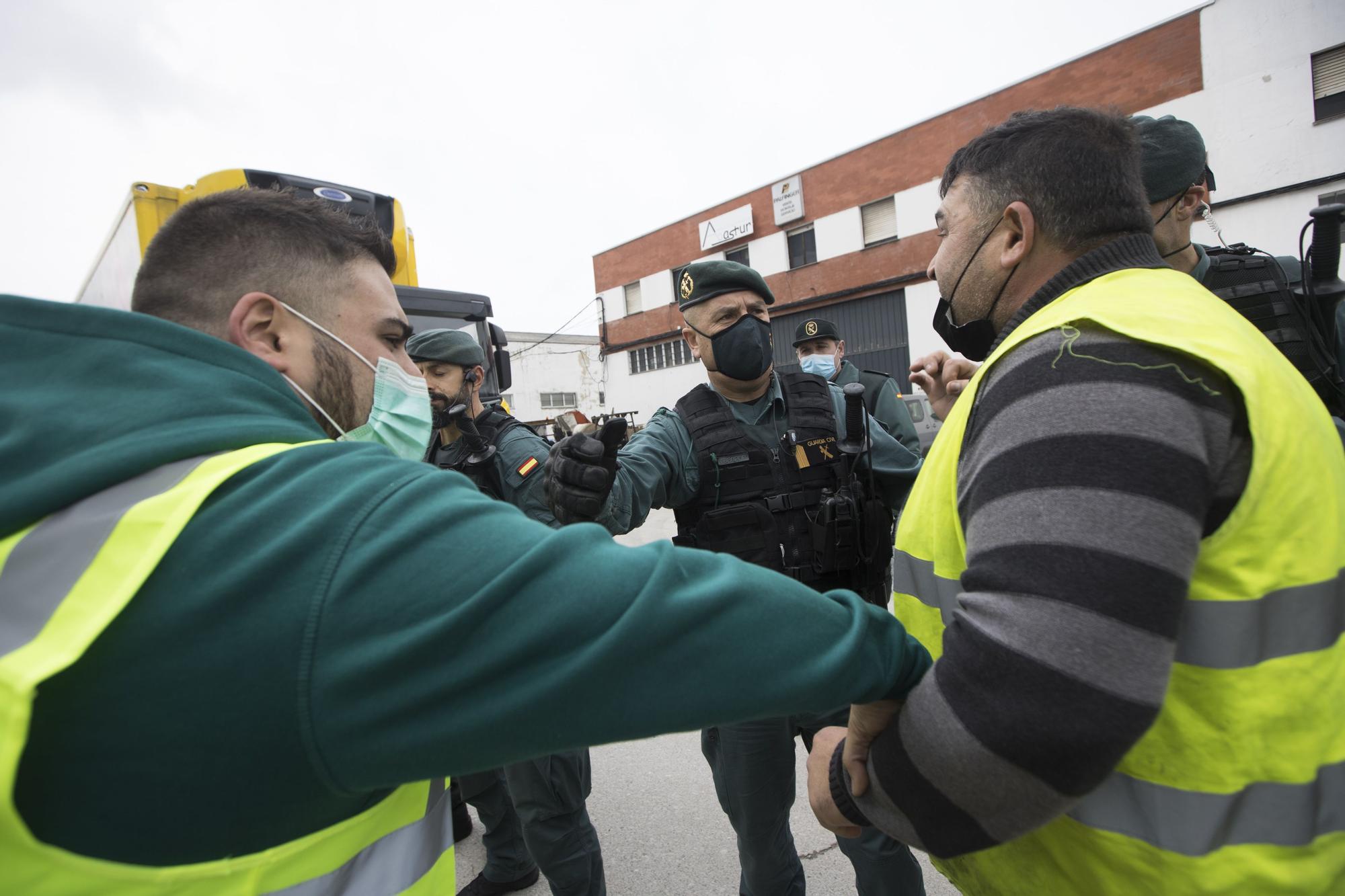 EN IMÁGENES: así está siendo el paro del transporte en Asturias