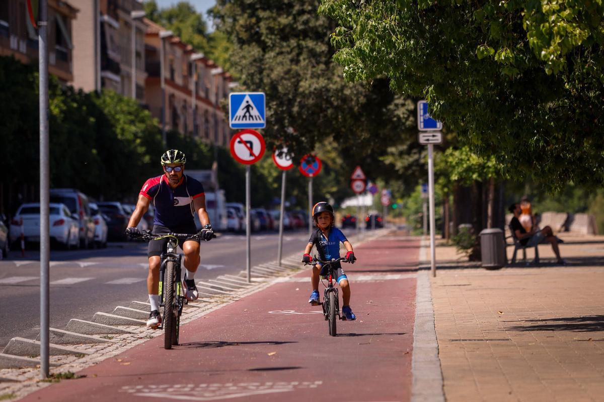 Buen tiempo en Córdoba, gente paseando, turismo y ambiente en la ciudad en Julio por debajo de los 40 grados. bicicleta carril bici avenida fray albino