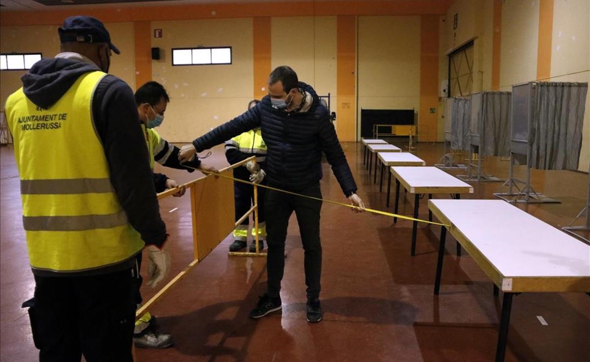 Un momento del montaje de un colegio electoral en el pabellón ferial de Mollerussa.