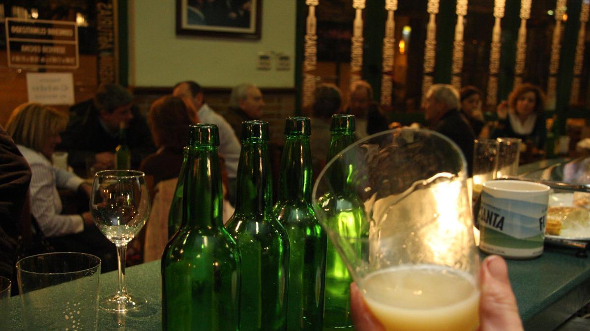 Ambiente en una sidrería.