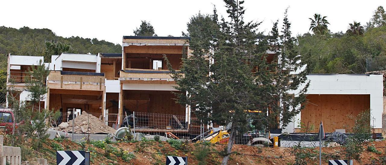 Las obras paralizadas de las casas de madera de Can Germà. | J. A. RIERA