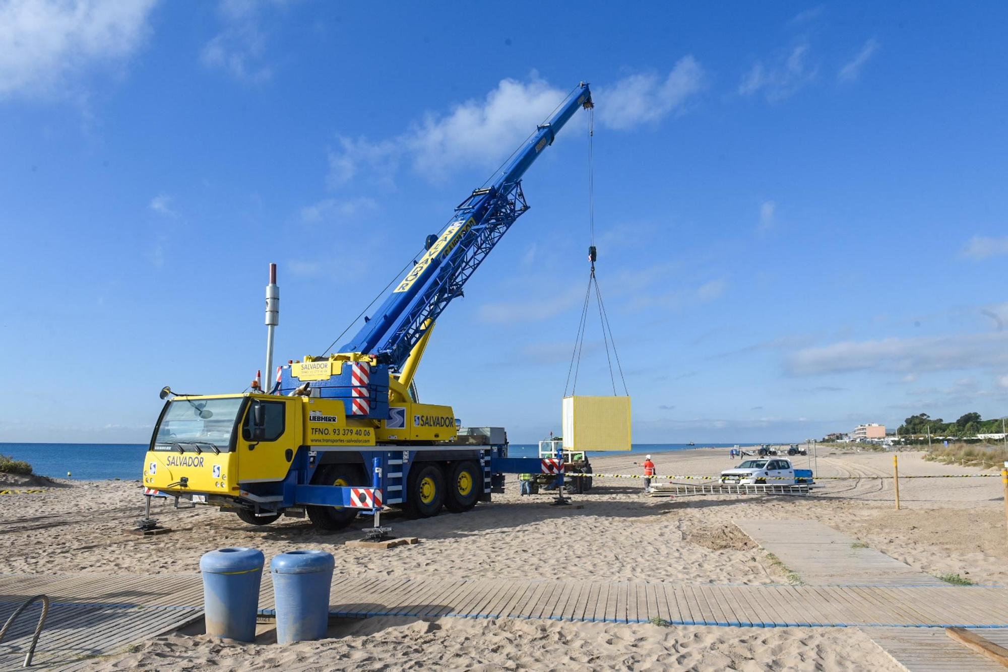 Tareas de mantenimiento en una playa del área metropolitana de Barcelona