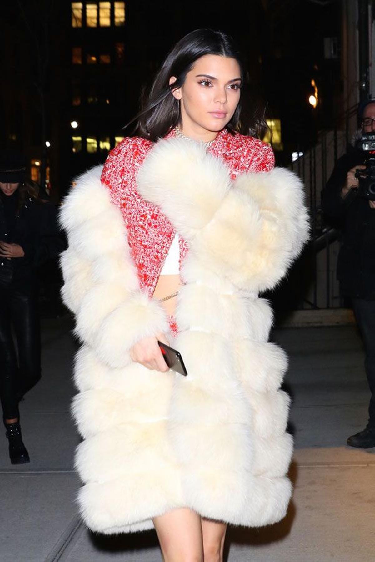 Kendall Jenner con conjunto de Chanel y abrigo de piel