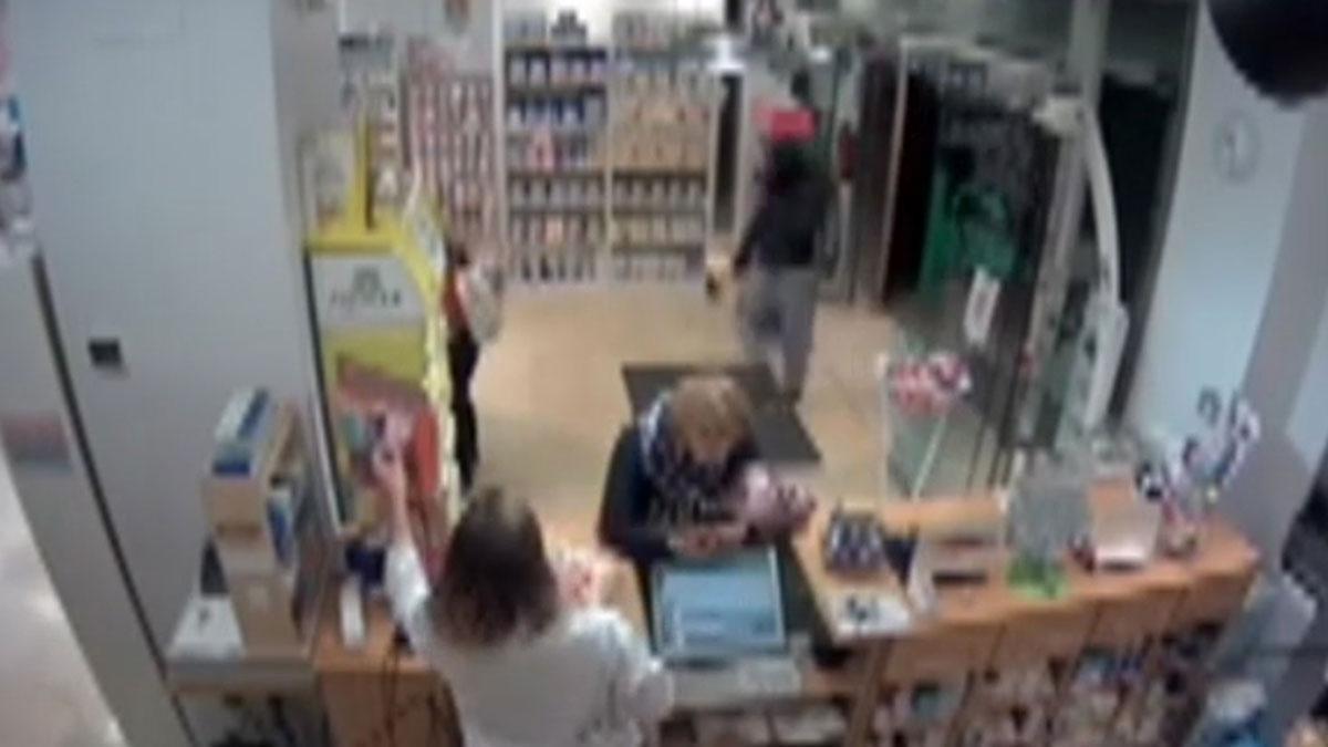 Un hombre roba una farmacia en Sevilla armado con un hacha.