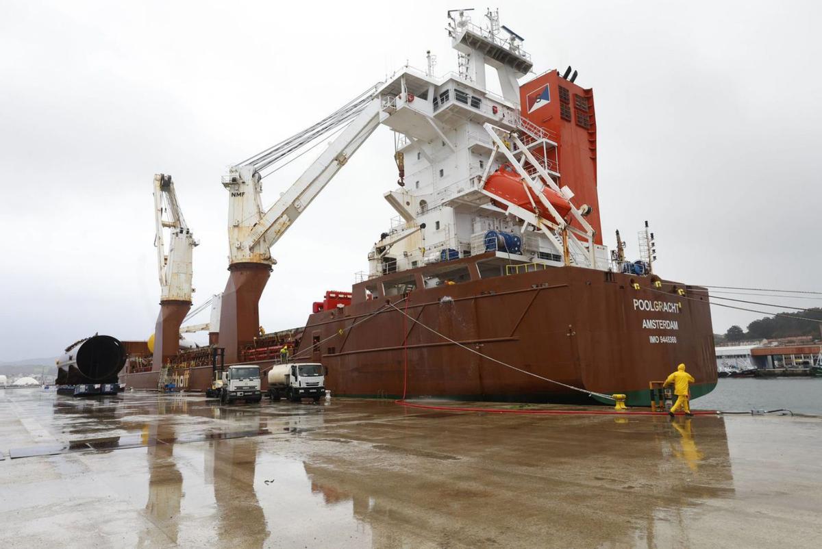 El barco que a media mañana de ayer ya tenía cargadas cinco ‘piles’.