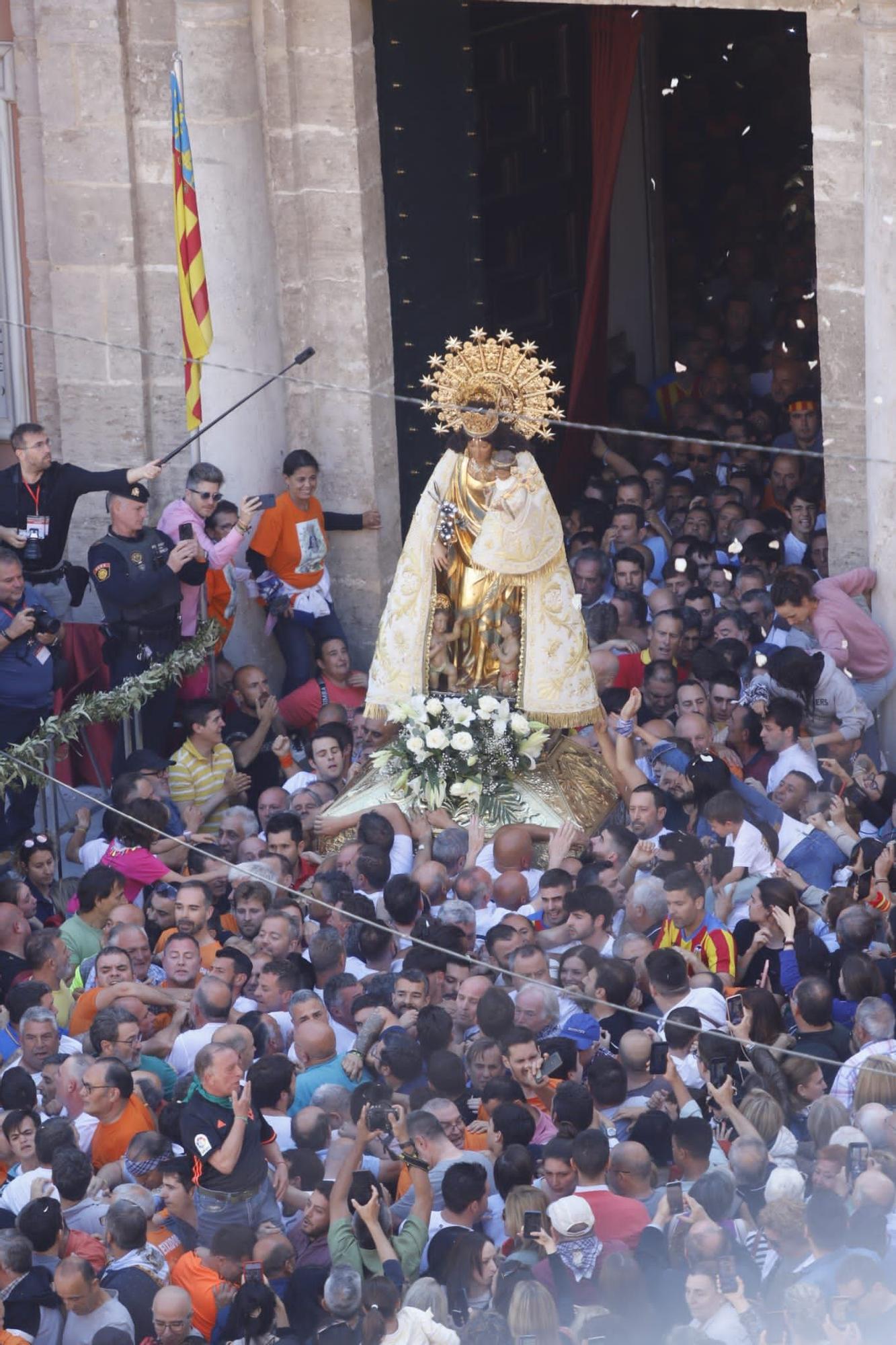 Muchos valencianistas acompañan a la Virgen de los Desamparados en su Traslado