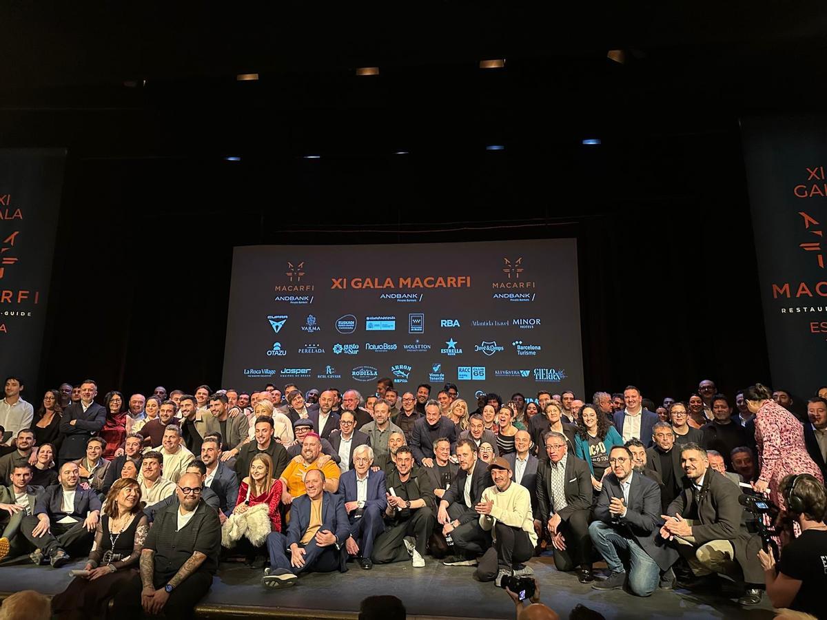 Foto de familia con todos los premiados de XI Gala Macarfi