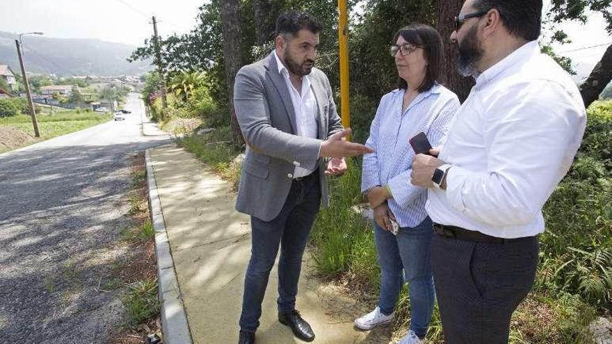 Benítez, con el alcalde, Francisco Ferreira, y la edil Iria Lamas en el vial.