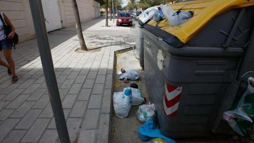 Quejas en El Pla por la basura de reciclaje fuera del contenedor