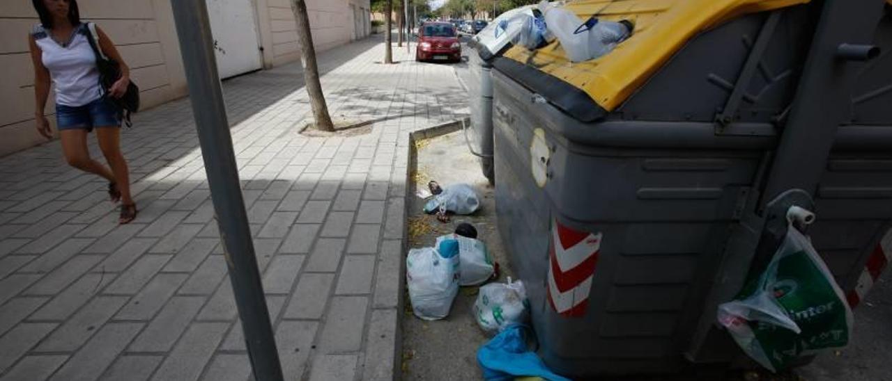 Quejas en El Pla por la basura de reciclaje fuera del contenedor