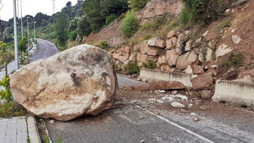 Una pedra de grans dimensions va caure aquest dilluns a la via