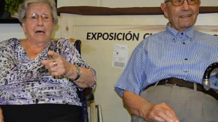 Un blanenc, en una mostra de persones  de més de 105 anys