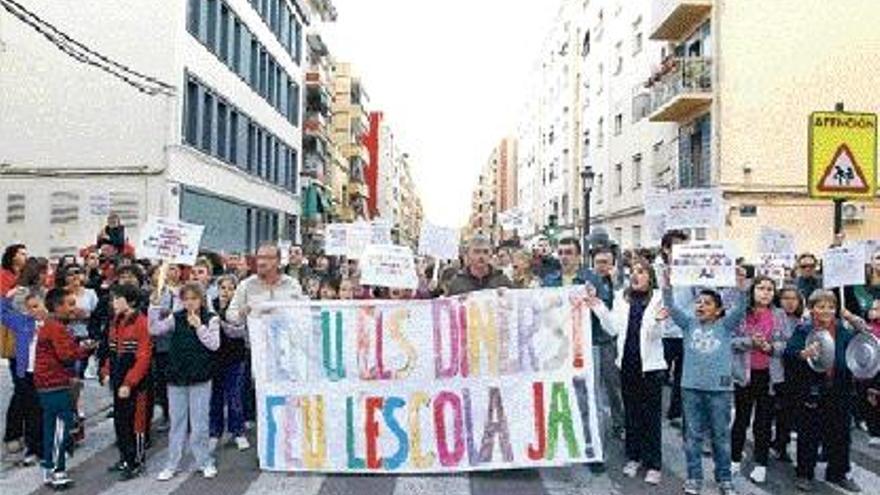 Los padres y alumnos del colegio Malva-rosa piden que se sustituya su centro de 1958