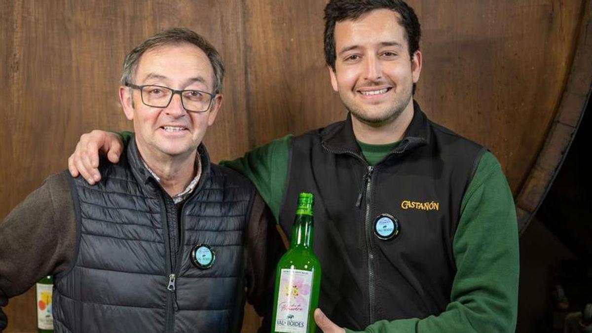 Por la izquierda, Julián y Alfonso Castañón, en su llagar de Quintueles (Villaviciosa). |