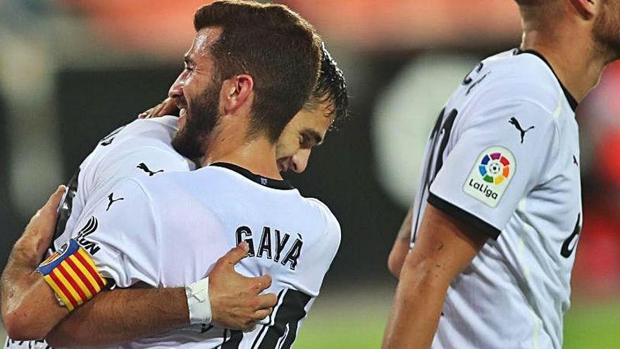 José Luis Gayà se funde en un abrazo con Maxi Gómez.