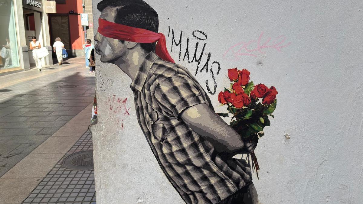 Aparecen pintadas junto a la obra ‘El Beso’, situada en la céntrica calle Castillo, en la capital.
