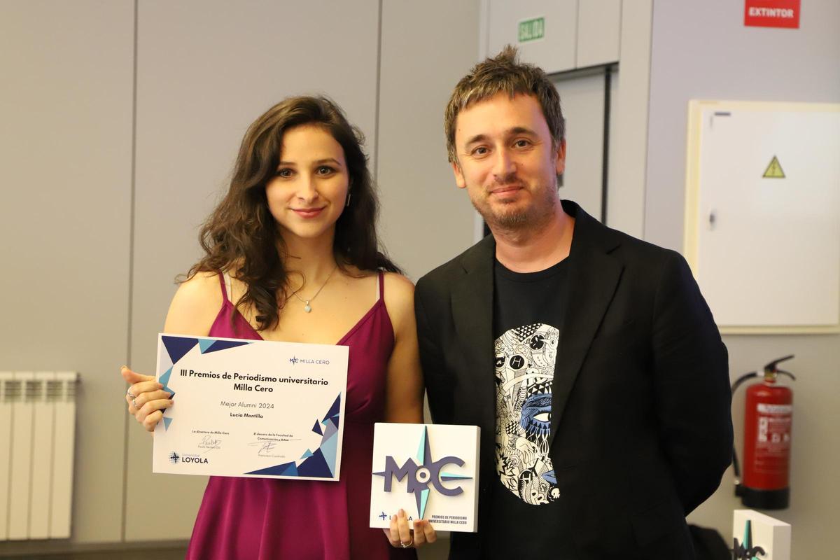 La periodista de datos, Lucía Montilla, con el premio a alumni honorífico.