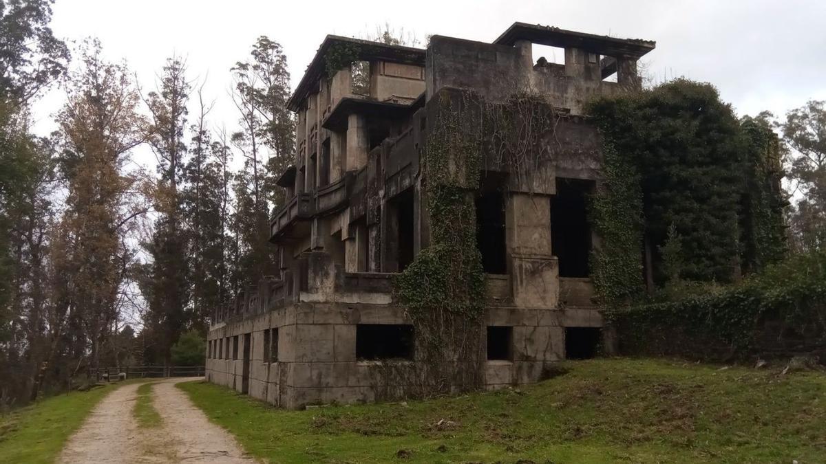 Vista del antiguo sanatorio de  O Paraxón. // L. O.