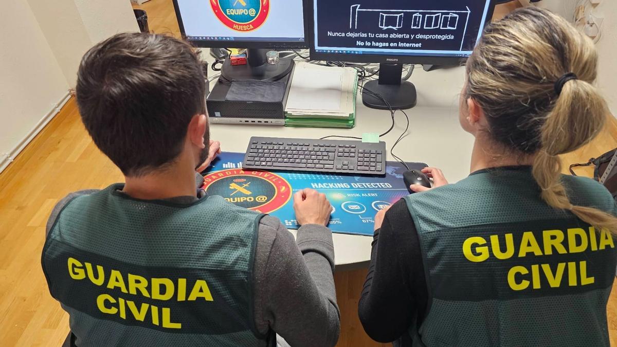 Dos agentes de la Guarcia Civil.