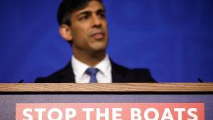 El primer ministro británico, Rishi Sunak, en una rueda de prensa desde un atril con el lema Stop the boats (parar los barcos).