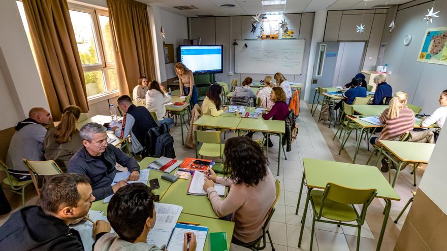 La Escuela Oficial de Idiomas de Benidorm: 20 años, 2.500 alumnos y la histórica promesa de un nuevo aulario