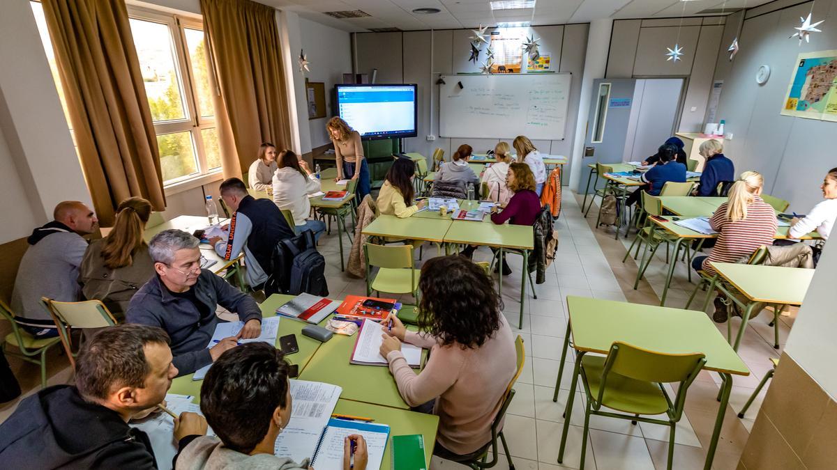 Un grupo de alumnos que estudian Español para extranjeros en la EOI de Benidorm, durante una de las sesiones.