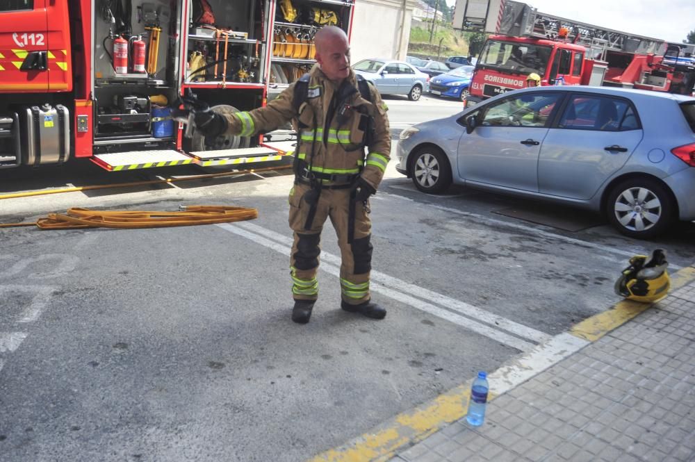 Cinco intoxicados por humo a causa de un incendio en una vivienda de Vilagarcía. El fuego comenzó en la cocina de la séptima planta de un edificio en Rosalía de Castro