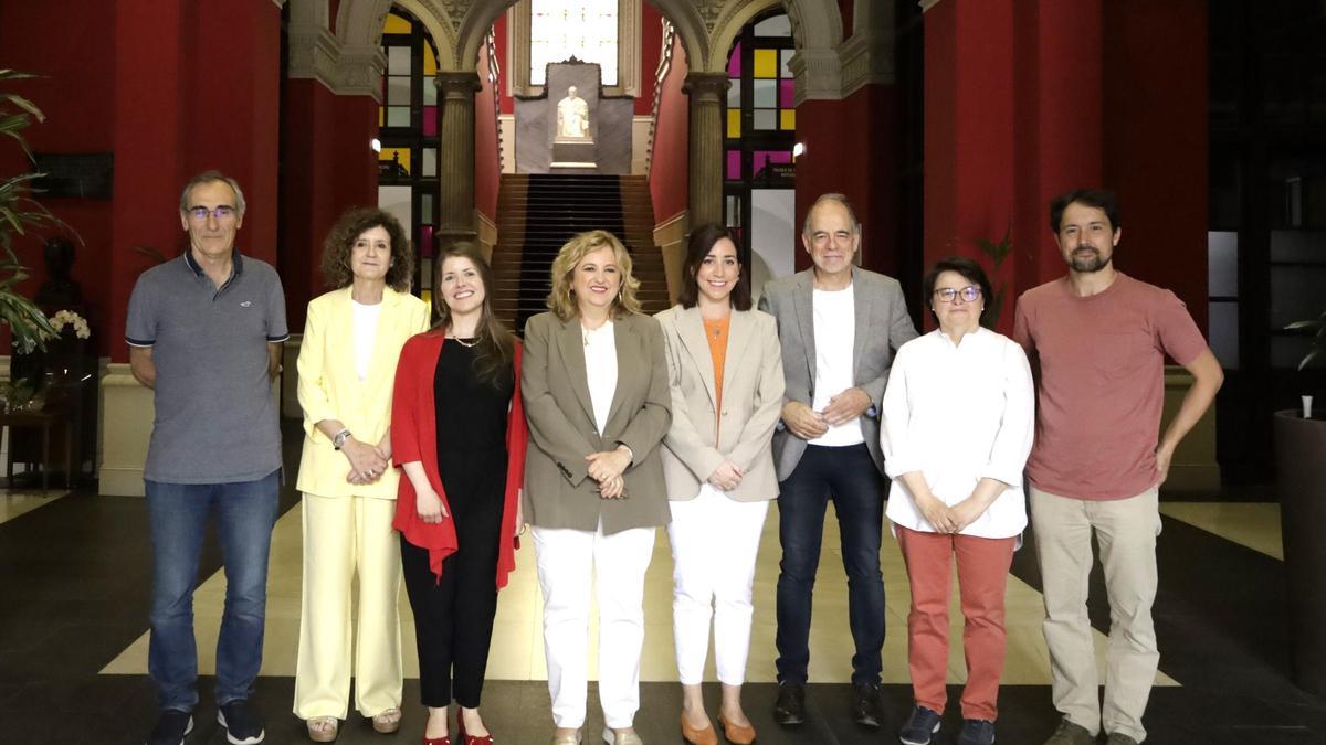 Rosa Bolea, en el centro, junto a dos de las nuevas investigadoras y sus tutores