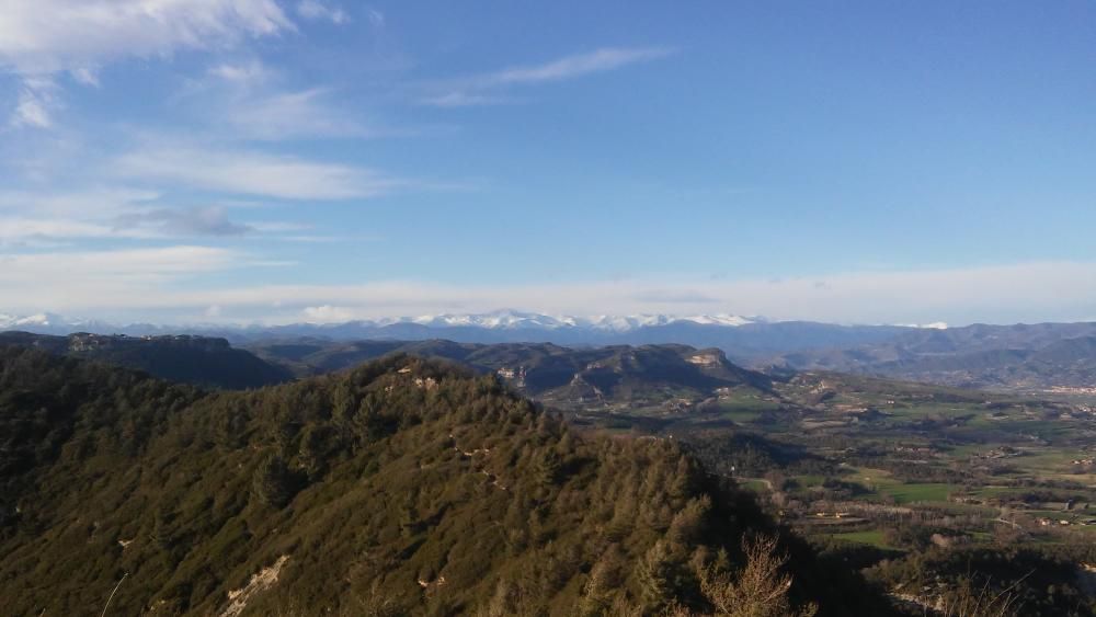 Gurb. A la imatge des del castell de Gurb, a Osona, podem observar la verdor de la muntanya, al mig la plana i al fons la blancor de la neu.