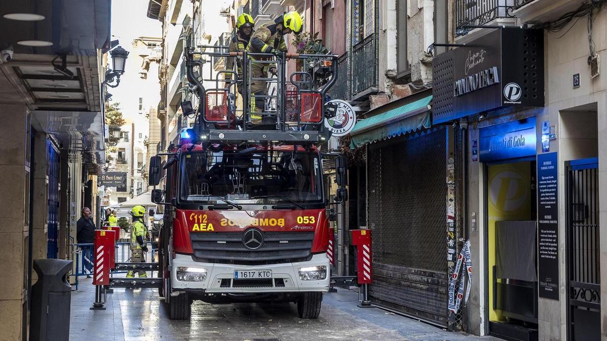 Los bomberos de Alicante "conquistan" la plaza Séneca