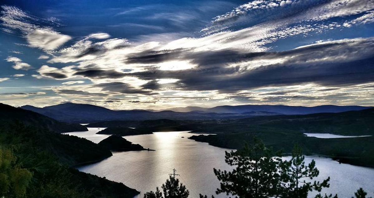 La construcción de la presa de El Atazar, finalizada en la década de 1970, dio origen al embalse que hoy constituye la principal reserva de agua de la Comunidad de Madrid