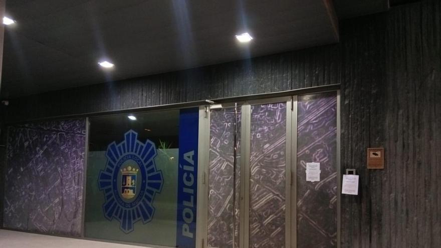 El cuartel de la Policía Local de Alhama de Murcia, cerrado por falta de personal: "Llame al 112"