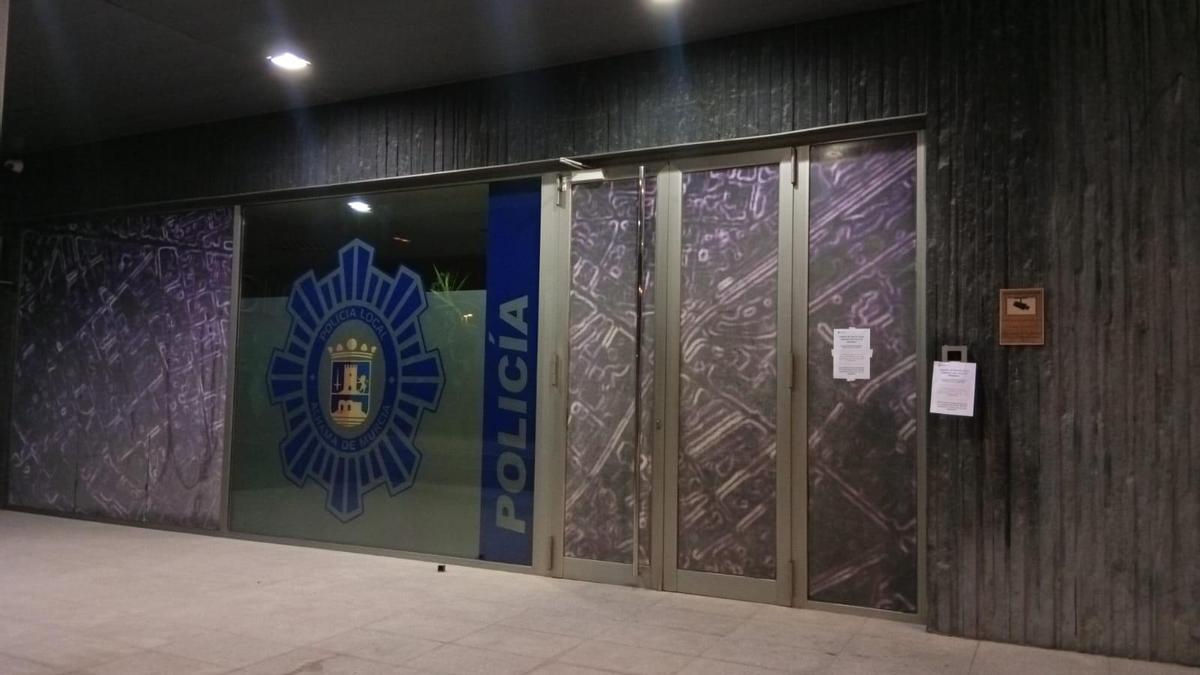 Cuartel de la Policía Local de Alhama de Murcia, cerrado y con carteles en la puerta.