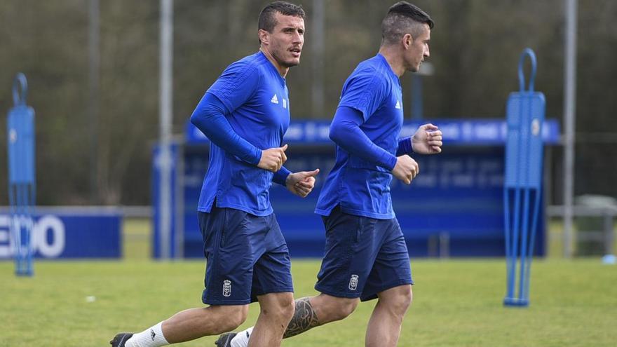 Christian Fernández y Saúl Berjón en un entrenamiento del Real Oviedo