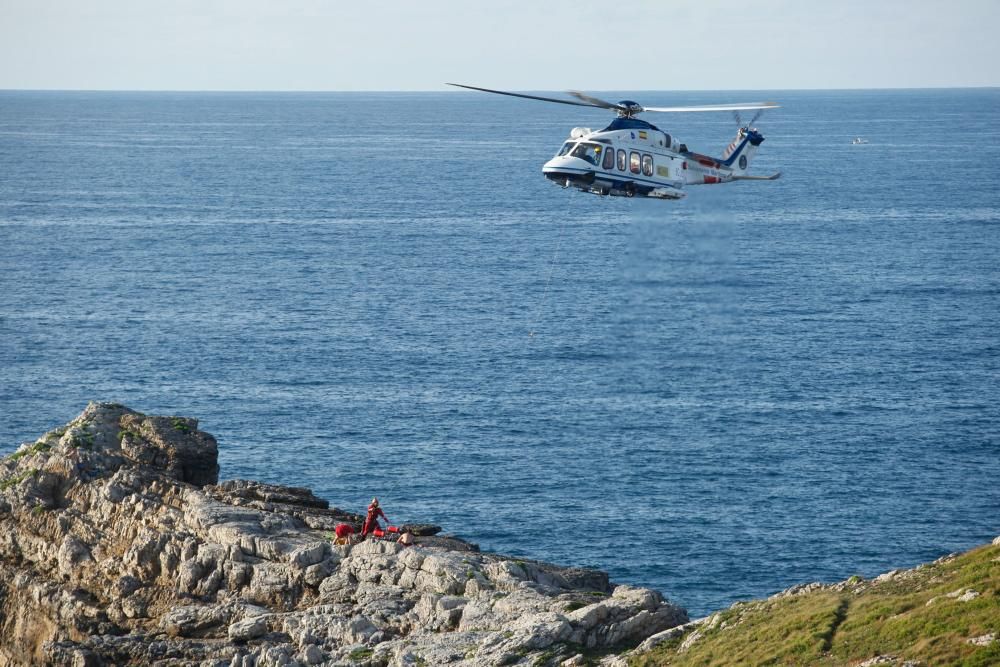 El helicóptero de Salvamento Marítimo rescata a un joven lesionado frente a La Providencia.