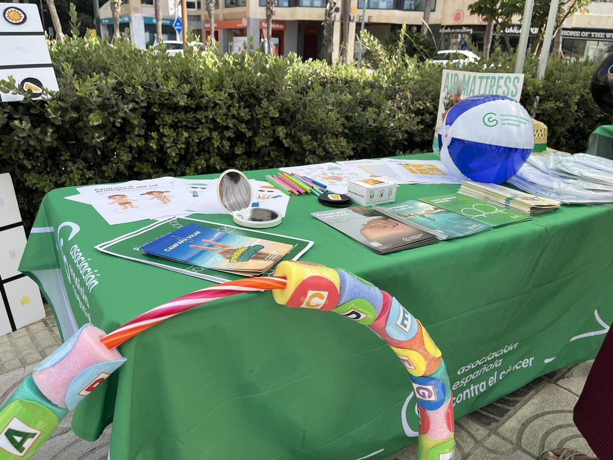 Punto informativo de la AECC instalado en el Paseo Marítimo de la Malagueta.