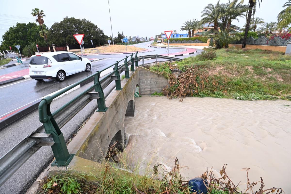 Elche suspende clases en tres centros y la lluvia ya supera los 69 litros junto al Martínez Valero