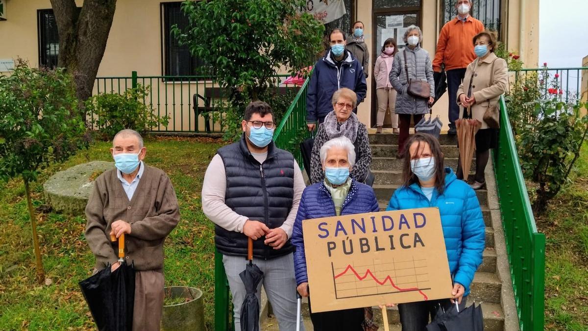 Concentración de vecinos de Pozoantiguo por la sanidad