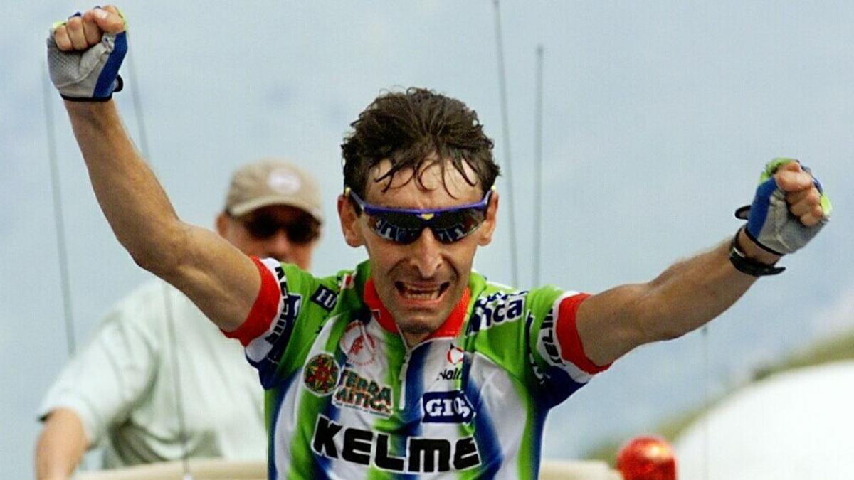 Fernando Escartín levanta los brazos como ganador de la etapa de Piau Engaly en el Tour de 1999.