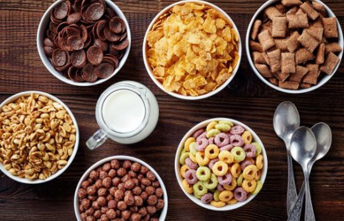 Varios tipos de cereales que toman mayores incluso los niños durante su desayuno.